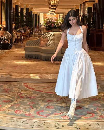 லண்டன் நகர வீதிகளில்... மௌனி ராய்!